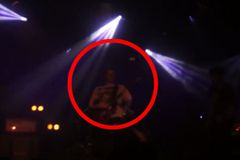 Frontman και κιθαρίστας σε heavy metal μπάντα ο διαιτητής του Μπαρτσελόνα - Ολυμπιακός! (vid)