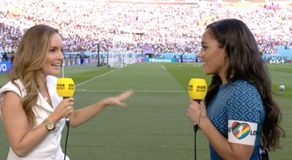 Μουντιάλ 2022: Η Άλεξ Σκοτ φόρεσε στο χορτάρι το OneLove περιβραχιόνιο