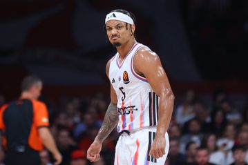 Ο Ρόμπινσον έβλεπε... βαρέλι το καλάθι: Πλήγωσε με 5/6 τρίποντα τον Ολυμπιακό στο 1ο δεκάλεπτο