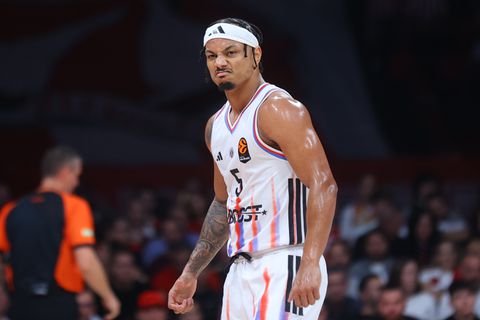 Ο Ρόμπινσον έβλεπε... βαρέλι το καλάθι: Πλήγωσε με 5/6 τρίποντα τον Ολυμπιακό στο 1ο δεκάλεπτο