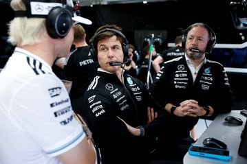 Ο Βολφ πούλησε το 15% του μεριδίου του στη Mercedes