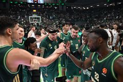 Που να επιστρέψουν και οι τραυματίες, δηλαδή!