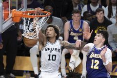 Με πρωταγωνιστή τον Ντέιβιντ Τζόουνς Γκαρσία, οι Σπερς λύγισαν τους Χοκς