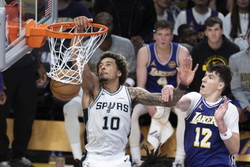 Με πρωταγωνιστή τον Ντέιβιντ Τζόουνς Γκαρσία, οι Σπερς λύγισαν τους Χοκς