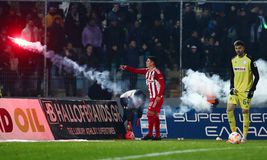 O Χάμες μάζευε καπνογόνα και τα πετούσε εκτός αγωνιστικού χώρου (pics)