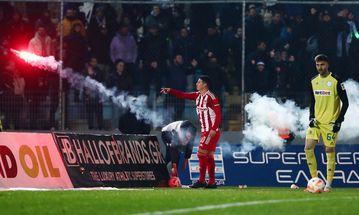 O Χάμες μάζευε καπνογόνα και τα πετούσε εκτός αγωνιστικού χώρου (pics)