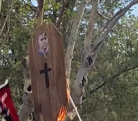 Οπαδοί της Αργεντινής έκαψαν αυτοσχέδιο φέρετρο με το πρόσωπο του Εμπαπέ (vid)