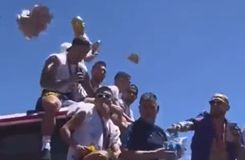 Ο Πάπου Γκόμεζ πετούσε χρήματα στον κόσμο από το λεωφορείο της Αργεντινής (vid)