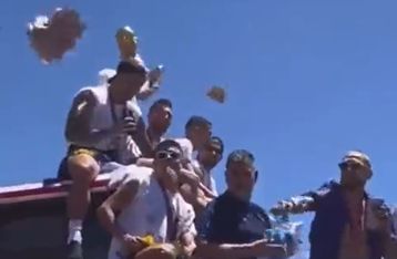 Ο Πάπου Γκόμεζ πετούσε χρήματα στον κόσμο από το λεωφορείο της Αργεντινής (vid)