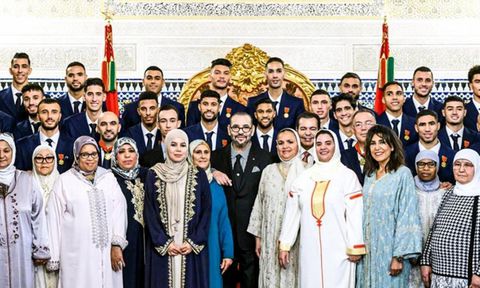 Οι διεθνείς του Μαρόκου φωτογραφήθηκαν με τον Βασιλιά και τις μητέρες τους μετά το «έπος» του Κατάρ (vid)