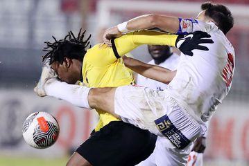 Η κλοτσιά του Θυμιάνη στον Λιβάι που έφερε διαμαρτυρίες της ΑΕΚ για κόκκινη (pics)