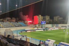 Καπνογόνα στις ταράτσες των σπιτιών από τους οπαδούς του Ατρομήτου (pic)