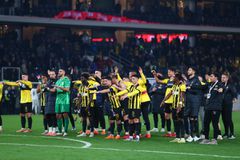 Η αποθέωση από τον κόσμο της ΑΕΚ και οι αγκαλιές του Ηλιόπουλου (pics)