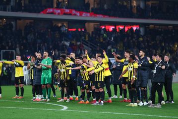 Η αποθέωση από τον κόσμο της ΑΕΚ και οι αγκαλιές του Ηλιόπουλου (pics)