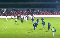 Απίθανο σκηνικό στην Αλβανία: Οπαδοί χτύπησαν αντίπαλους ποδοσφαιριστές σε αγώνα πρώτης κατηγορίας