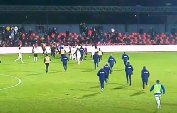 Απίθανο σκηνικό στην Αλβανία: Οπαδοί χτύπησαν αντίπαλους ποδοσφαιριστές σε αγώνα πρώτης κατηγορίας