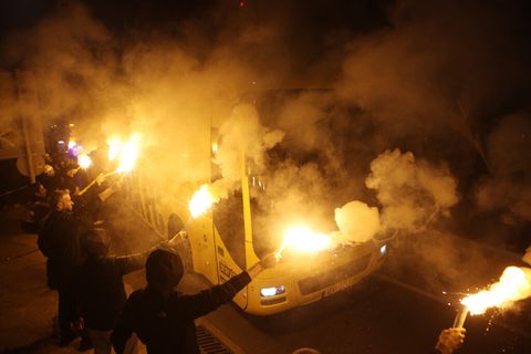 Έγινε μέρα η νύχτα στη Νέα Φιλαδέλφεια στην εντυπωσιακή υποδοχή της ΑΕΚ