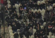 Έπος στην Τούμπα: Οπαδός του ΠΑΟΚ ντύθηκε... χριστουγεννιάτικο δέντρο (vid)