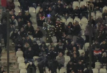 Έπος στην Τούμπα: Οπαδός του ΠΑΟΚ ντύθηκε... χριστουγεννιάτικο δέντρο (vid)