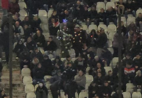 Έπος στην Τούμπα: Οπαδός του ΠΑΟΚ ντύθηκε... χριστουγεννιάτικο δέντρο (vid)