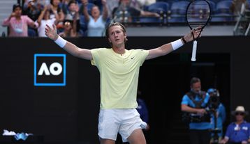 Εντυπωσιακός Κόρντα, απέκλεισε τον Χούρκατς και συνεχίζει!