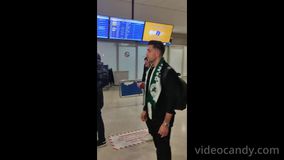 Αντικείμενο λατρείας ο Μπακασέτας από τους οπαδούς του Παναθηναϊκού στο αεροδρόμιο