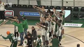 Αποθέωση για τους παίκτες του Παναθηναϊκού AKTOR μετά τη νίκη στο ντέρμπι με τον Ολυμπιακό