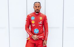 Ο Λιούις Χάμιλτον φορά επιτέλους τα «κόκκινα» της Ferrari και «ρίχνει» το Ίντερνετ