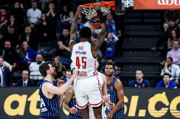 Η κλάση των παικτών και το «θεριό» Χολ