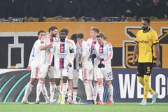 Λιόν και Άστον Βίλα στην κορυφή, έπεσε... αυτοκτονώντας η Μίντιλαντ