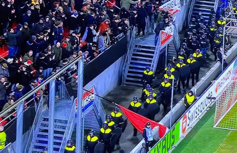 Eπεισόδια στον αγώνα Ουτρέχτη - Γκενκ, καθυστέρηση στη σέντρα του αγώνα