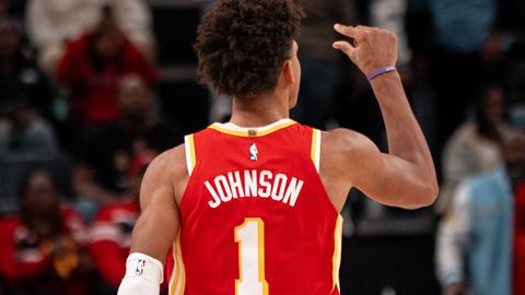 Πήραν το «θρίλερ» οι Χοκς κόντρα στους Γκρίζλις, με «καυτό» Τζόνσον