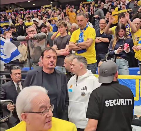 Ένταση στη Menora Arena: Νέες αποδοκιμασίες και χειρονομίες στον Αταμάν