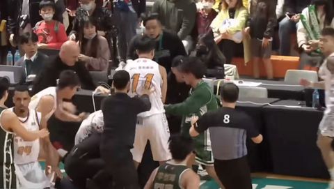 Απίστευτο ξύλο στην Ταϊβάν! Η ομάδα του Ντουάιτ Χάουαρντ νίκησε στο μπάσκετ και στο μποξ ταυτόχρονα (vid)