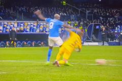 Παράπονα από τη διαιτησία για το γκολ του Οσιμέν έχουν στην Μπαρτσελόνα