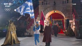 Η είσοδος της Ελληνικής αποστολής στην Αρένα, με την σημαιοφόρο Μαρία Ελένη Τσιόβολου