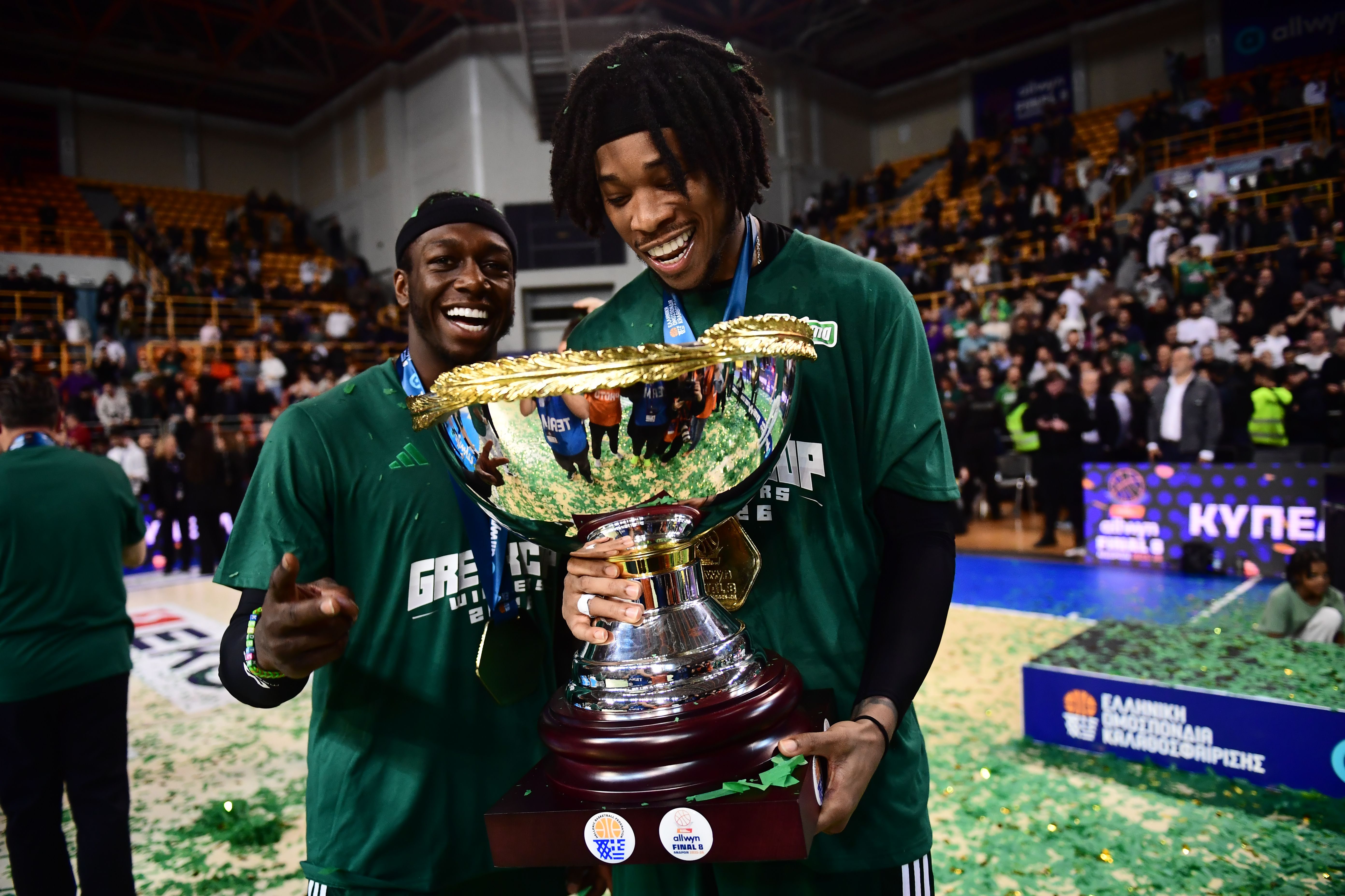 Χτύπησε... ξανά η μαμά Χολμς!Το «We Won» των γονιών του Aμερικανού!