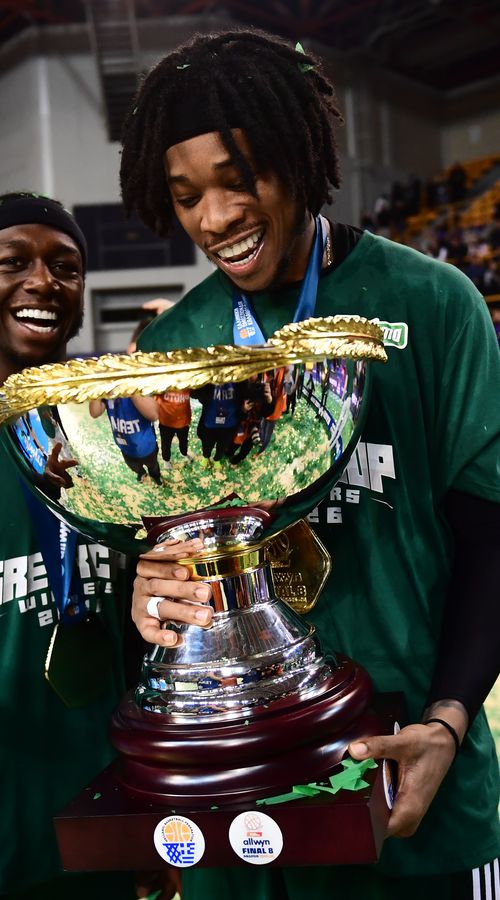 Χτύπησε... ξανά η μαμά Χολμς!Το «We Won» των γονιών του Aμερικανού!