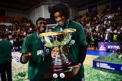 Χτύπησε... ξανά η μαμά Χολμς!Το «We Won» των γονιών του Χολμς!