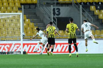 Ο Μουκουντί με κεφαλιά άνοιξε το σκορ για την ΑΕΚ