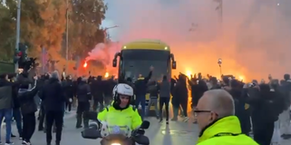 «Καυτή» υποδοχή από τους φίλους της ΑΕΚ στην αποστολή πριν τον Λεβαδειακό (vid)