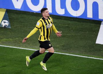 Ο Γιόβιτς έγραψε το 2-0 για την ΑΕΚ, μετά την εξαιρετική κάθετη του Μάνταλου