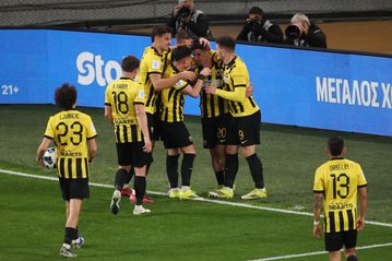 Η Πλατεία Αετού… μπήκε στο γήπεδο της ΑΕΚ (pics)