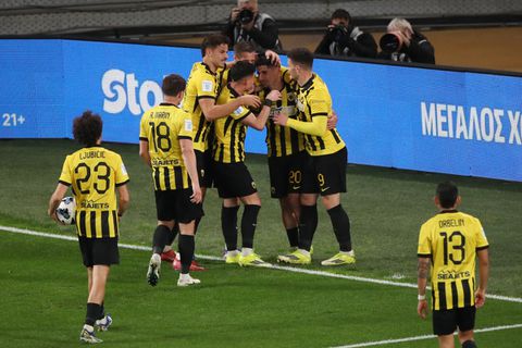 Η Πλατεία Αετού… μπήκε στο γήπεδο της ΑΕΚ (pics)