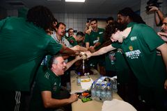 Νέο βίντεο με τους πράσινους πανηγυρισμούς στα αποδυτήρια και... «We won Panathinaikos»!