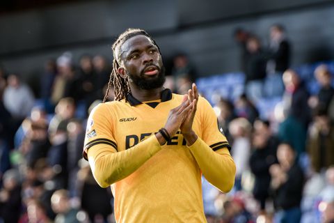 Η Γουλβς... έβγαλε στη σέντρα ρατσιστές που επιτέθηκαν στον Αροκοντάρε