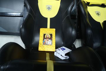 Μέλος μία των δύο ομάδων τοποθέτησε την εικόνα του Χριστού στον πάγκο στο ΑΕΚ - Λεβαδειακός