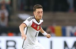 Ο Οζίλ ανακοίνωσε πως αποσύρεται από το ποδόσφαιρο