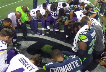 Προπονητής απολύθηκε επειδή... προσευχόταν και τελικά θα αποζημιωθεί με ποσό-μαμούθ