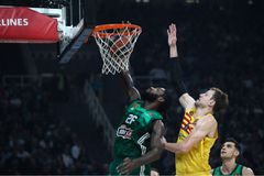 Εντυπωσιακός σε άμυνα και επίθεση ο Λεσόρ απέναντι στην Μπαρτσελόνα (vids)